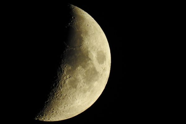 天空软件产品主界面截图，深紫色夜空风格UI设计，左侧功能导航栏清晰，右侧内容区展示文件整理与任务管理模块，界面简洁现代，适合新手快速上手