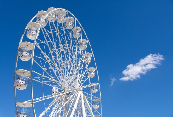 天空软件智能文件整理功能界面，自动分类标签清晰可见，文件夹结构整齐，紫色主题配色，操作逻辑直观