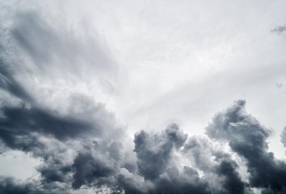 天空软件适用场景示意图，学生在桌面电脑前使用天空软件整理课程资料，界面显示任务清单与文件分类模块，温暖自然光线，学习氛围浓厚